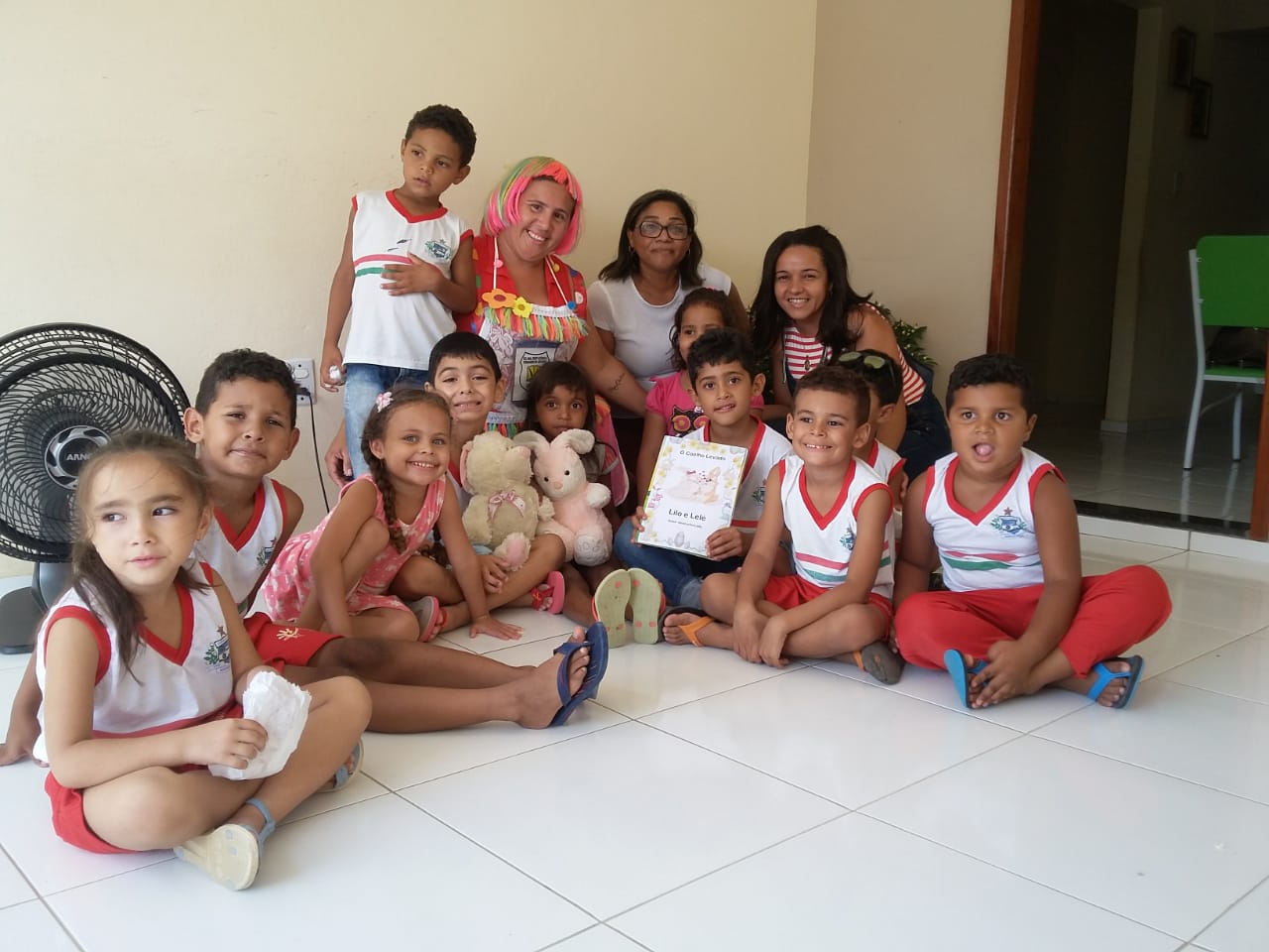 Alunos da Escola Giselda Fernandes recebem contação de história durante visita a colega de classe