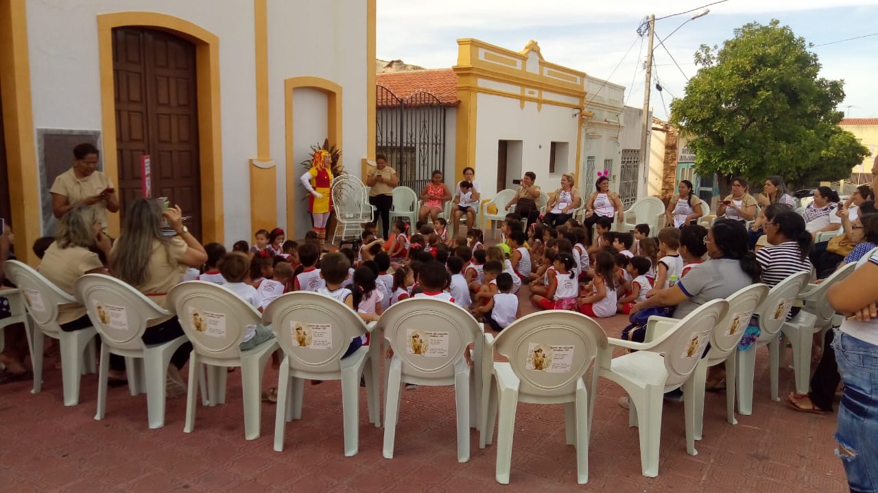 Segunda edição da Caravana da Leitura do Centro Infantil Monsenhor Raimundo Gurgel acontece no adro da Igreja Matriz em Caraúbas