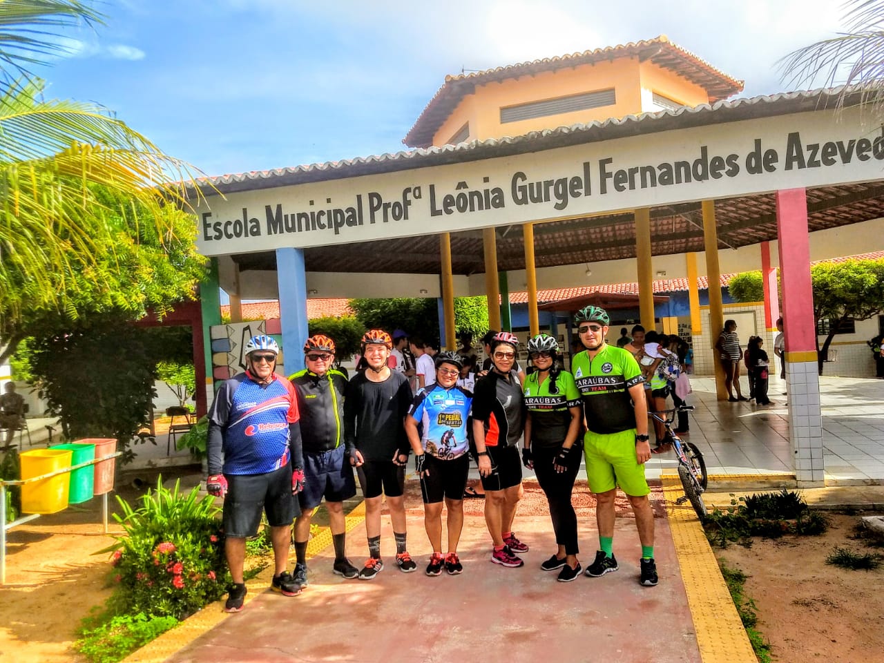 Pedalada e ação solidária marcam primeiro dia de celebração dos 10 anos da Escola Leônia Gurgel em Caraúbas