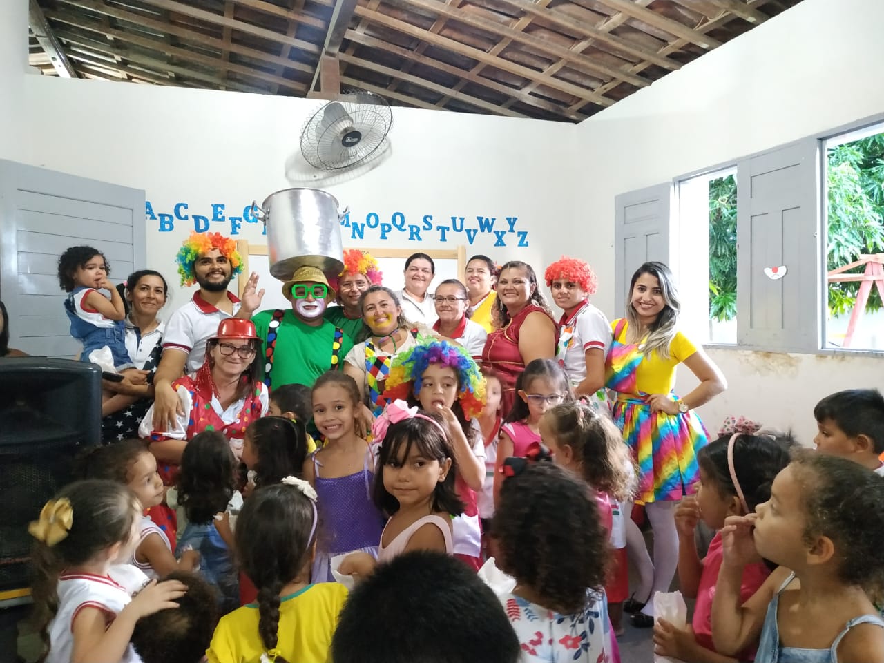 Palhaço Cremosinho faz a alegria da garotada do CMEI Maria Madalena em Caraúbas