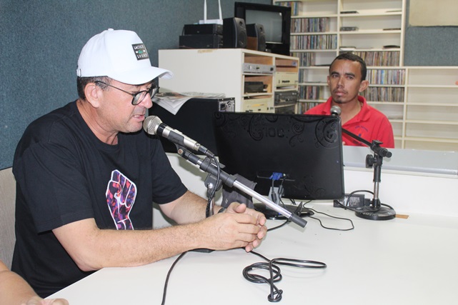 Vice-prefeito Paulo Brasil concede entrevista em programa radiofônico em Caraúbas