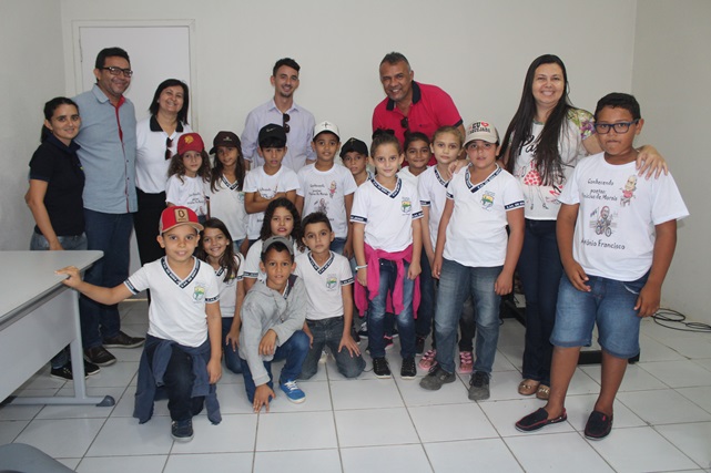 Alunos da Escola do Bom Jesus em Campo Grande visitam Prefeitura de Caraúbas 