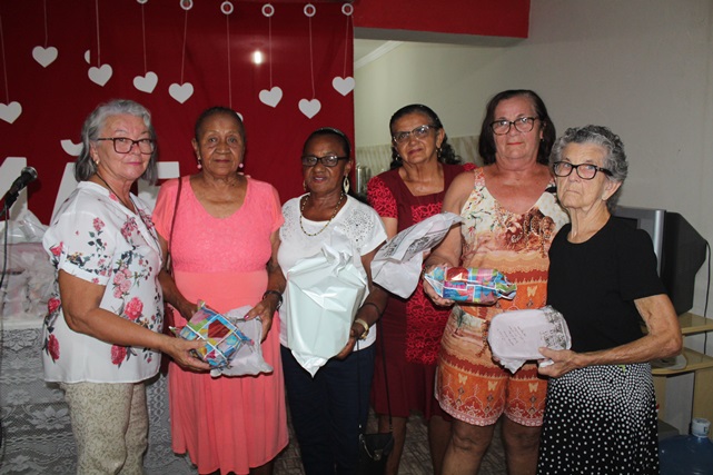 Grupo de Idosos Amante das Caraubeiras realiza confraternização em alusão ao Dia das Mães