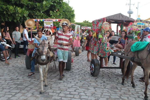 Passeio de carroças e muito forró abrem o Arraiá das Caraubeiras no São João 2019 em Caraúbas