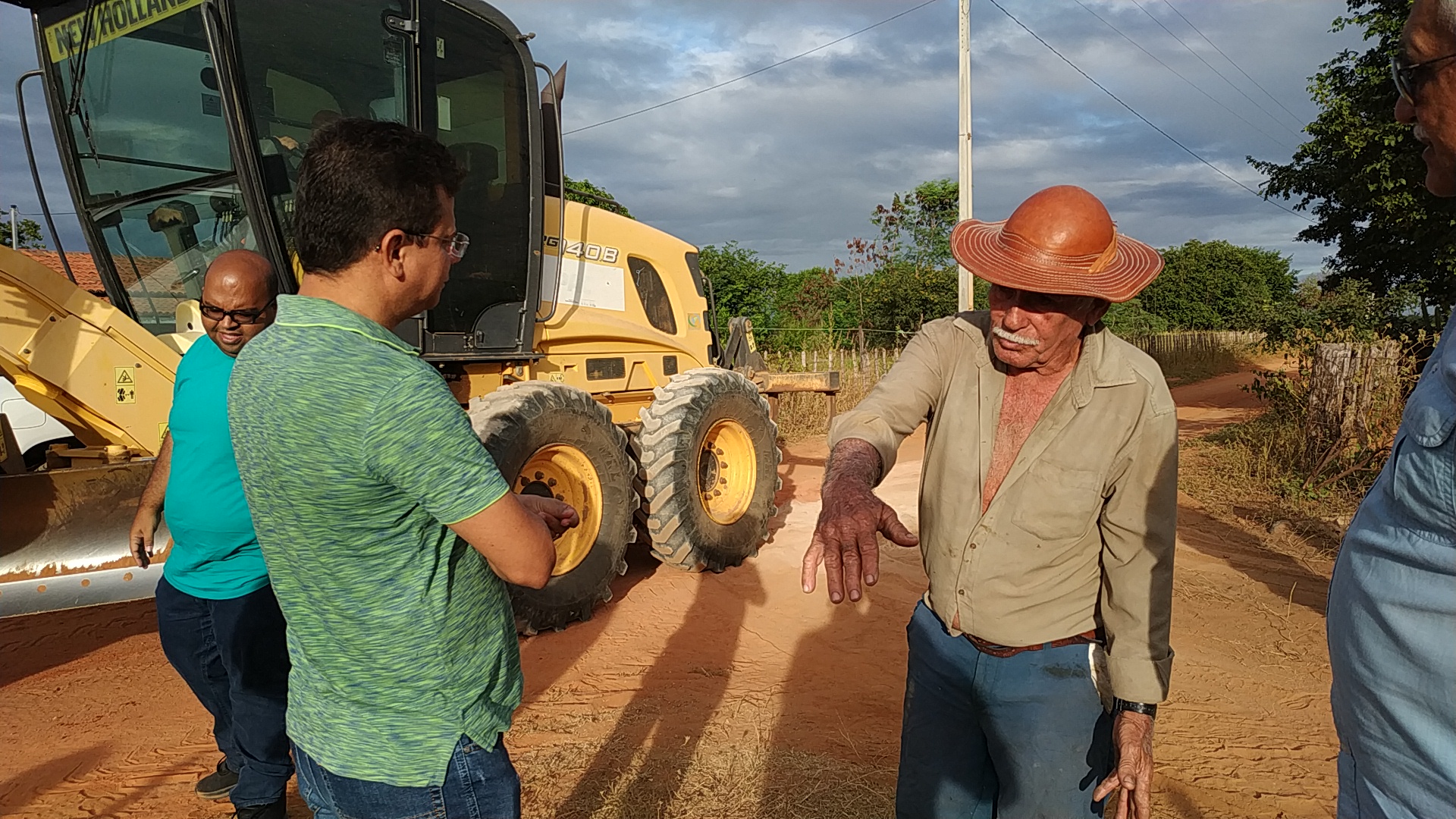 Prefeito Juninho Alves acompanha de perto restauração de estrada na comunidade Olho D’Água da Onça em Caraúbas