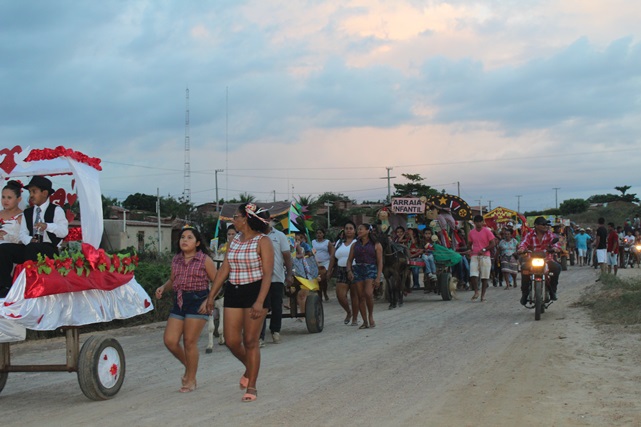 Escola Municipal Leônia Gurgel realiza seu arraiá “Folguedo, Fé e Festa” com passeio de carroças e muito forró