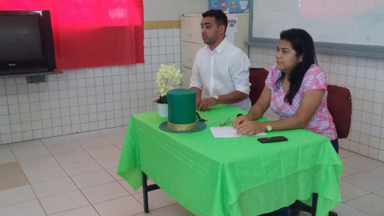 Psicólogo e assistente social realizam palestra para mães de alunos especiais do Cras Manoel Maria