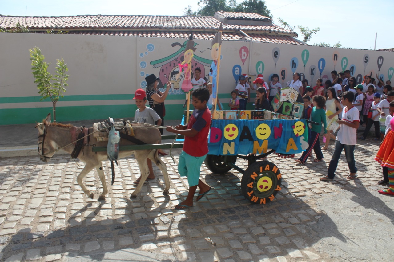 Nona edição do projeto “Carroça Literária” da Escola Jonas Gurgel leva conhecimento e leitura aos moradores do bairro Leandro Bezerra em Caraúbas