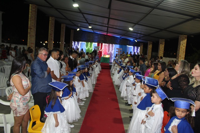 Prefeito Juninho Alves participa da Colação de Grau do Jardim de Infância em Caraúbas