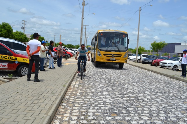 Motoristas de ônibus de Caraúbas participam de palestra e simulam dia a dia de ciclistas no trânsito