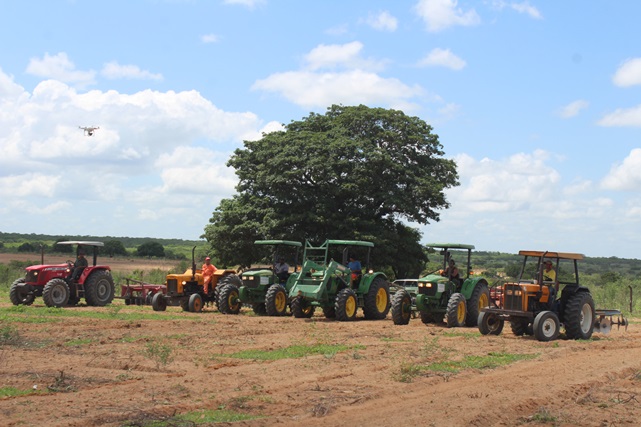 Pelo quarto ano consecutivo prefeitura de Caraúbas corta terras dos agricultores municipais