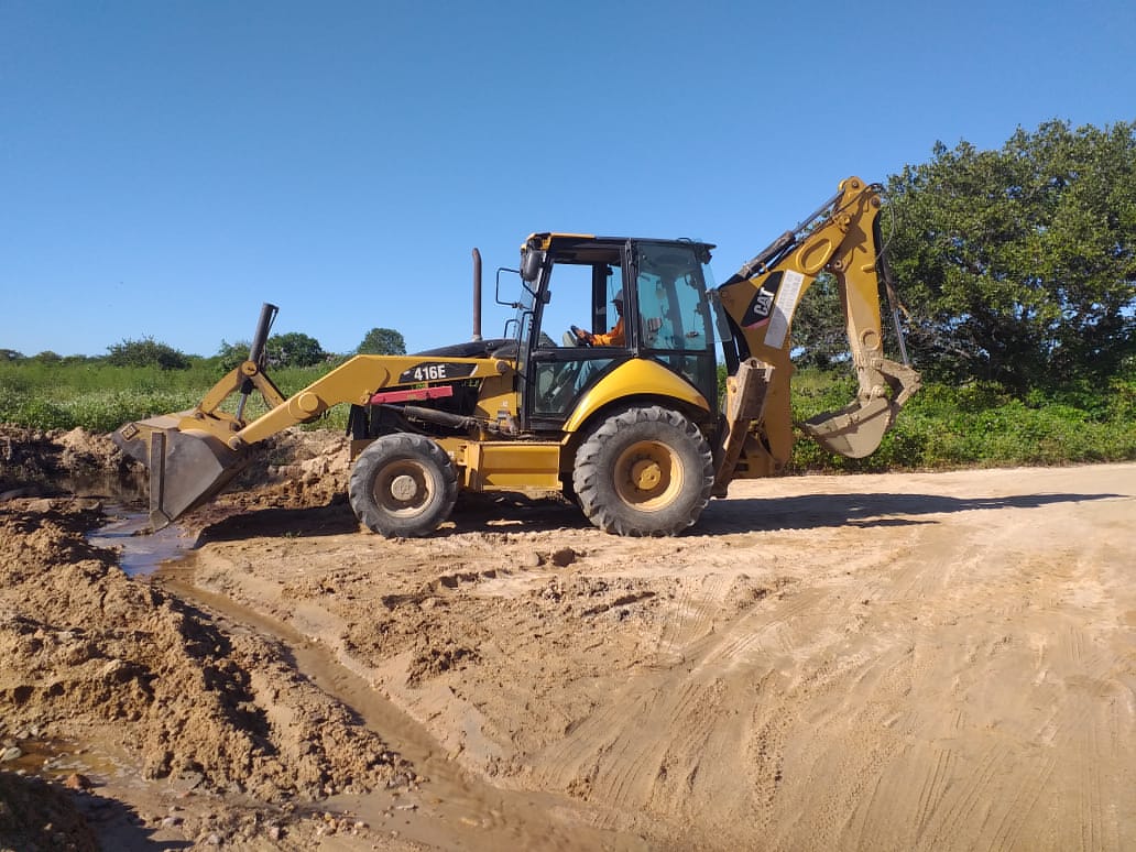 Prefeitura de Caraúbas inicia serviço de passagem molhada no Riacho Timbaúba