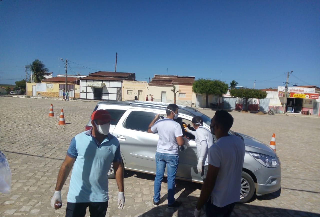 Prefeitura de Caraúbas monta barreira sanitária no Leandro Bezerra para orientar moradores do bairro sobre pandemia