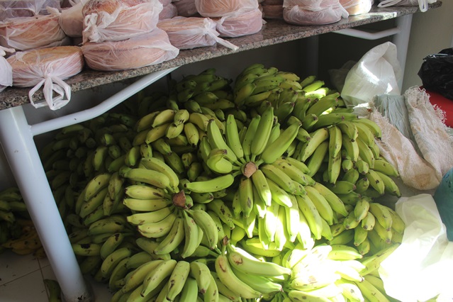 Prefeitura de Caraúbas em parceria com a Emater entrega entrega mais de dois mil quilos de alimentos do Compra Direta a moradores do bairro Leandro Bezerra