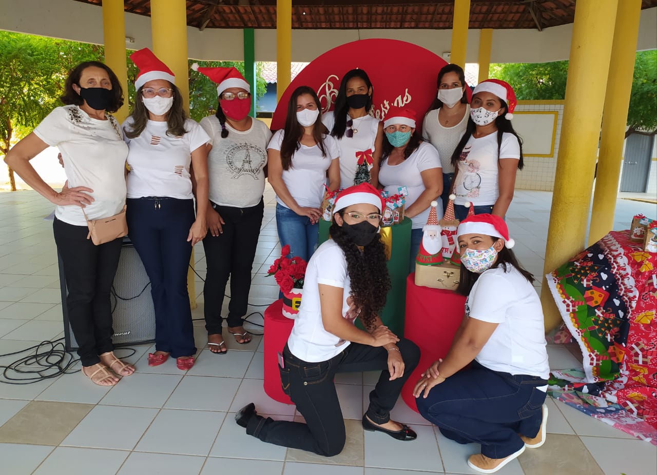 Escola Leônia Gurgel realiza confraternização natalina em Caraúbas