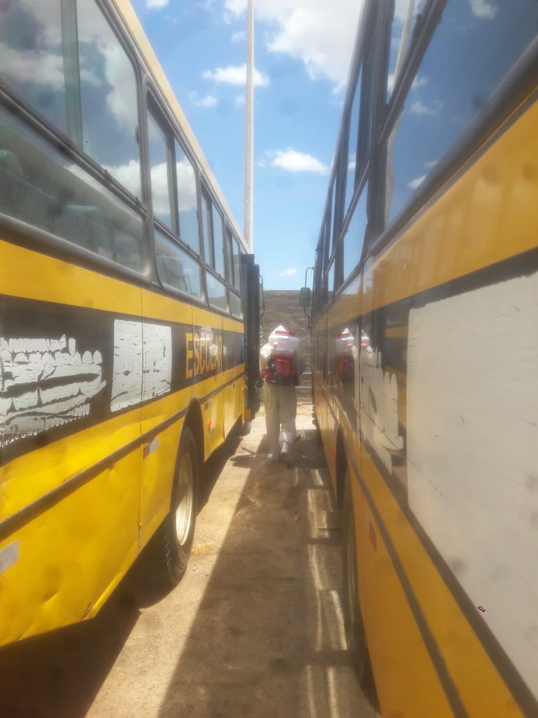 Prefeitura realiza desinfecção de ônibus que irão transportar alunos para fazer Enem em Caraúbas