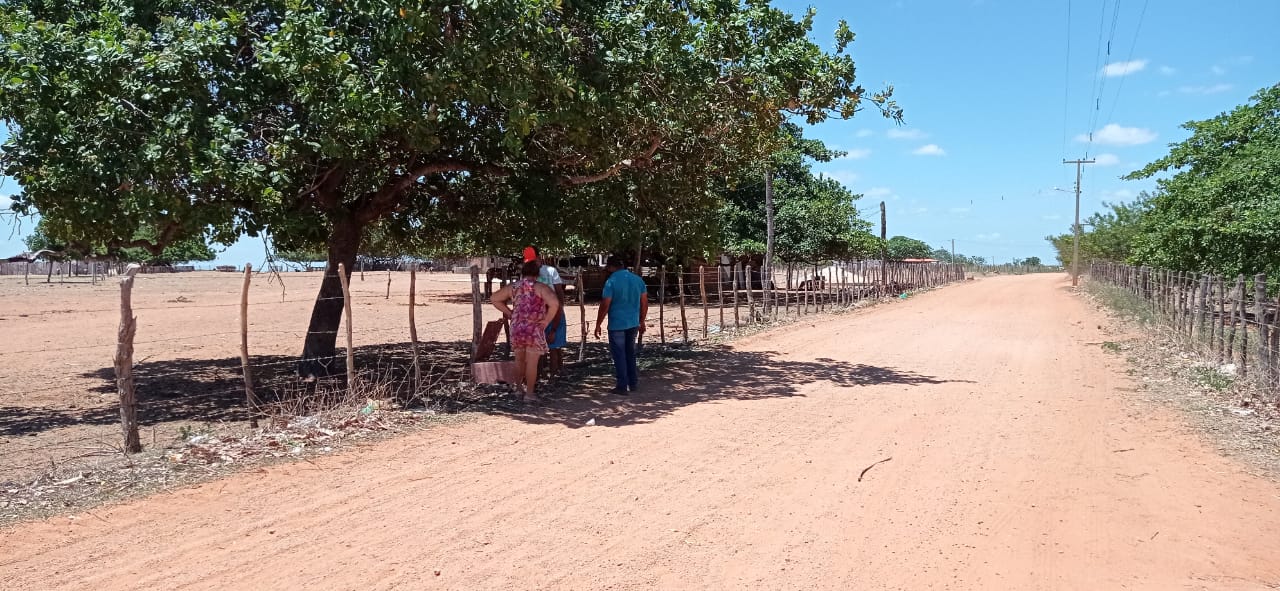 Representante da gestão municipal visita comunidade de Petrolina para projetar reparos na adutora local