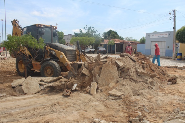 Gestão Municipal inicia reforma na Praça Elizabete Elita de Lima em Caraúbas