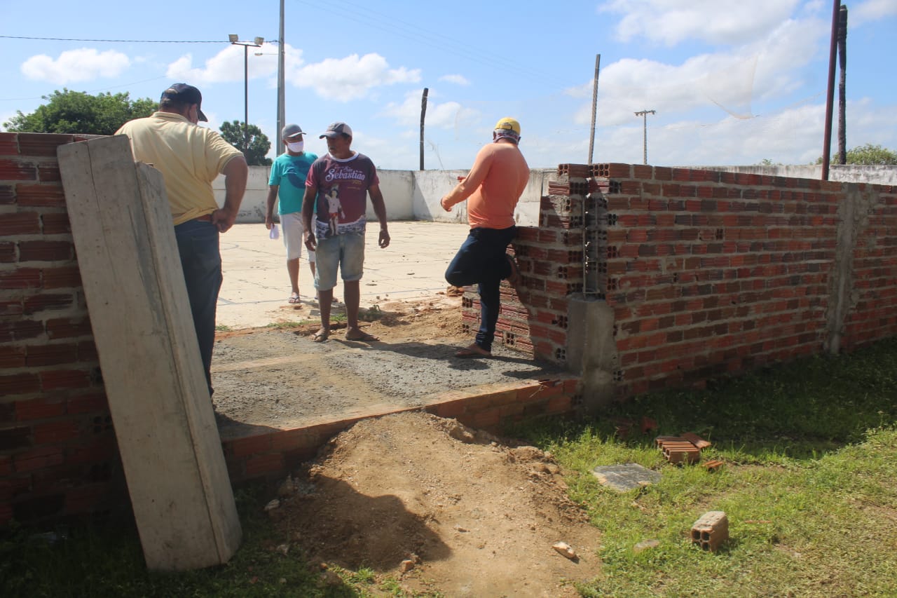 Reforma da Quadra de Esportes na Comunidade rural de Santo Antônio em Caraúbas segue a todo vapor