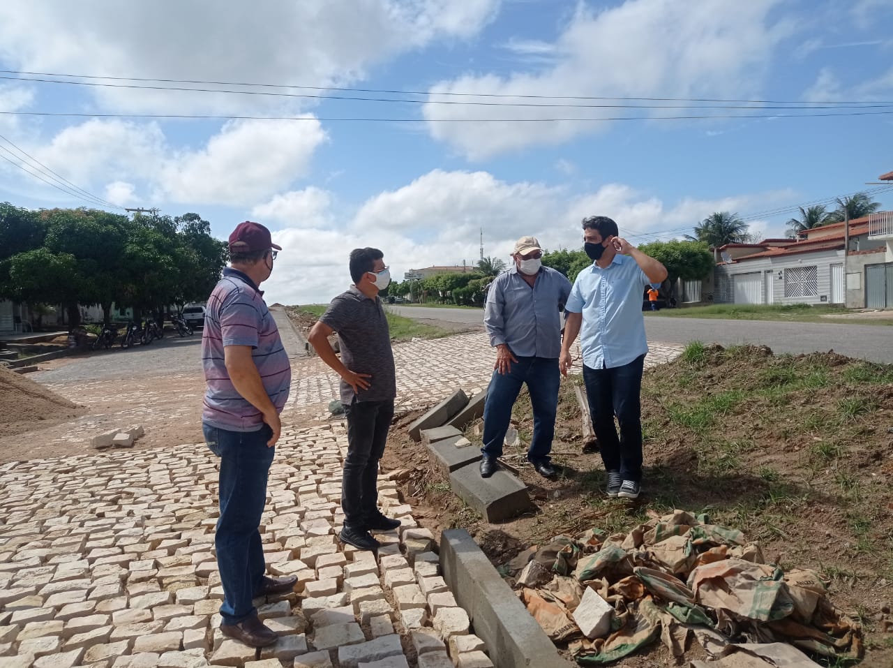 Prefeito Juninho Alves e vice-prefeito Paulo Brasil visitam pavimentação em ruas dos conjuntos Aroldo Maia e Guido Gurgel em Caraúbas