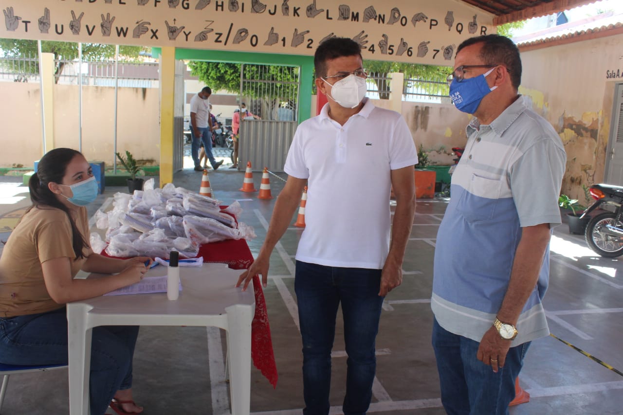 Prefeito Juninho Alves visita Escola Jonas Gurgel e entrega material escolar em Caraúbas