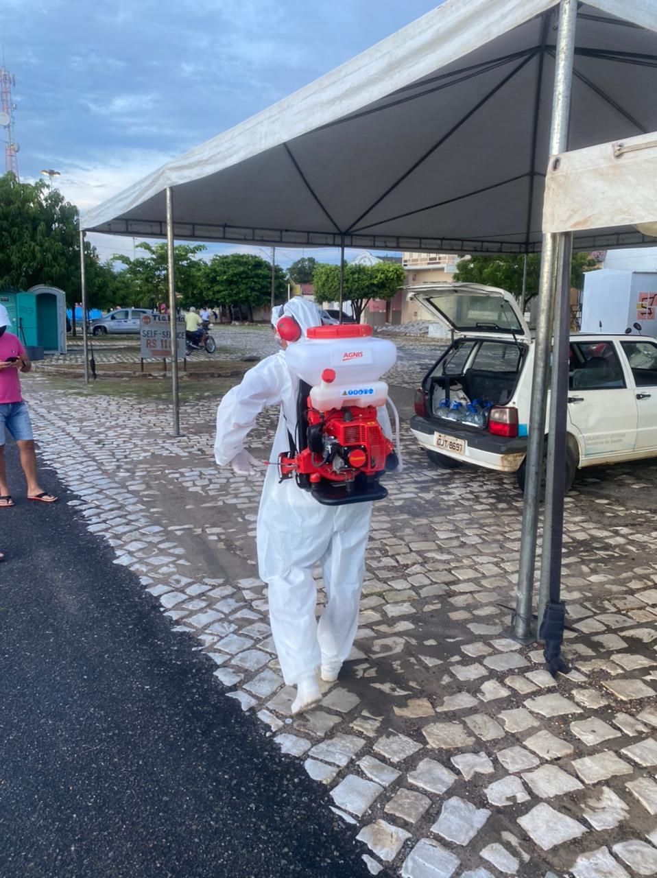 Agentes de Endemias seguem fazendo trabalho de desinfectar durante o Lockdown