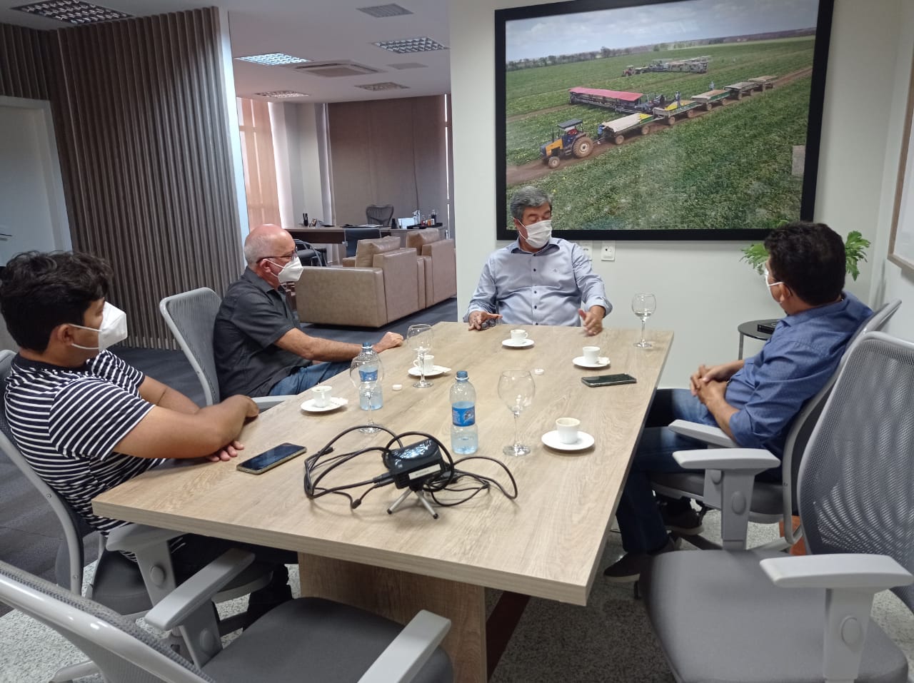 Prefeito Juninho Alves visita empresa de fruticultura para apresentar potencialidades de Caraúbas