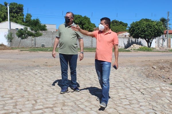 Prefeito Juninho Alves aproveita feriado e visita ruas que estão sendo pavimentadas em Caraúbas