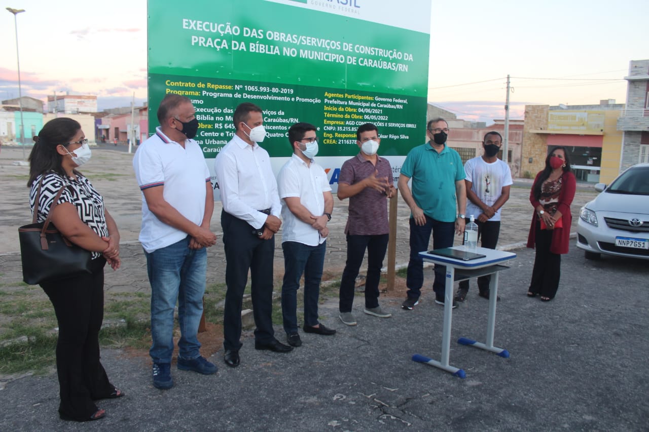 Prefeito Juninho Alves assina ordem de serviços para construção da Praça da Bíblia em Caraúbas