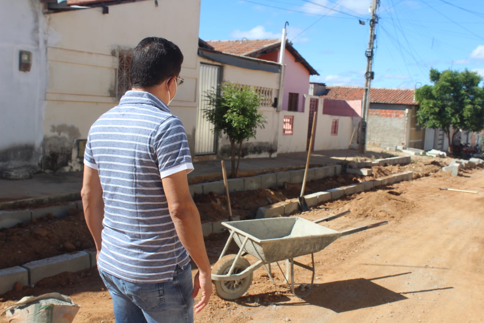 Prefeito Juninho Alves visita pavimentação no conjunto Guido Gurgel e conversa com moradores