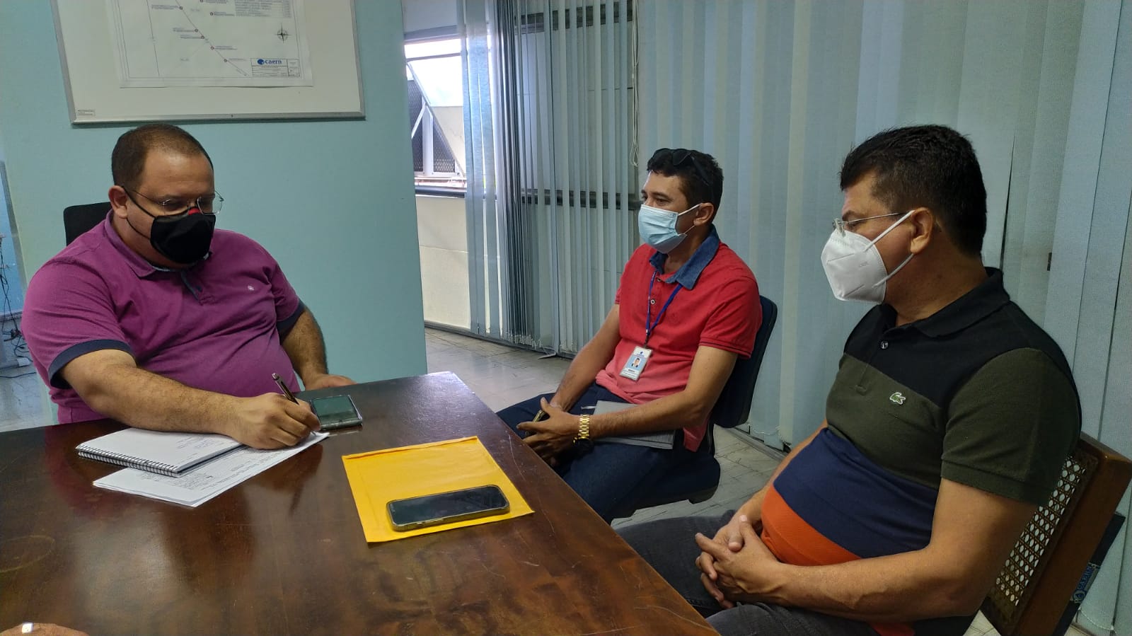 Prefeito Juninho Alves e vereadores caraubenses se reúnem com gerência da Caern em Mossoró