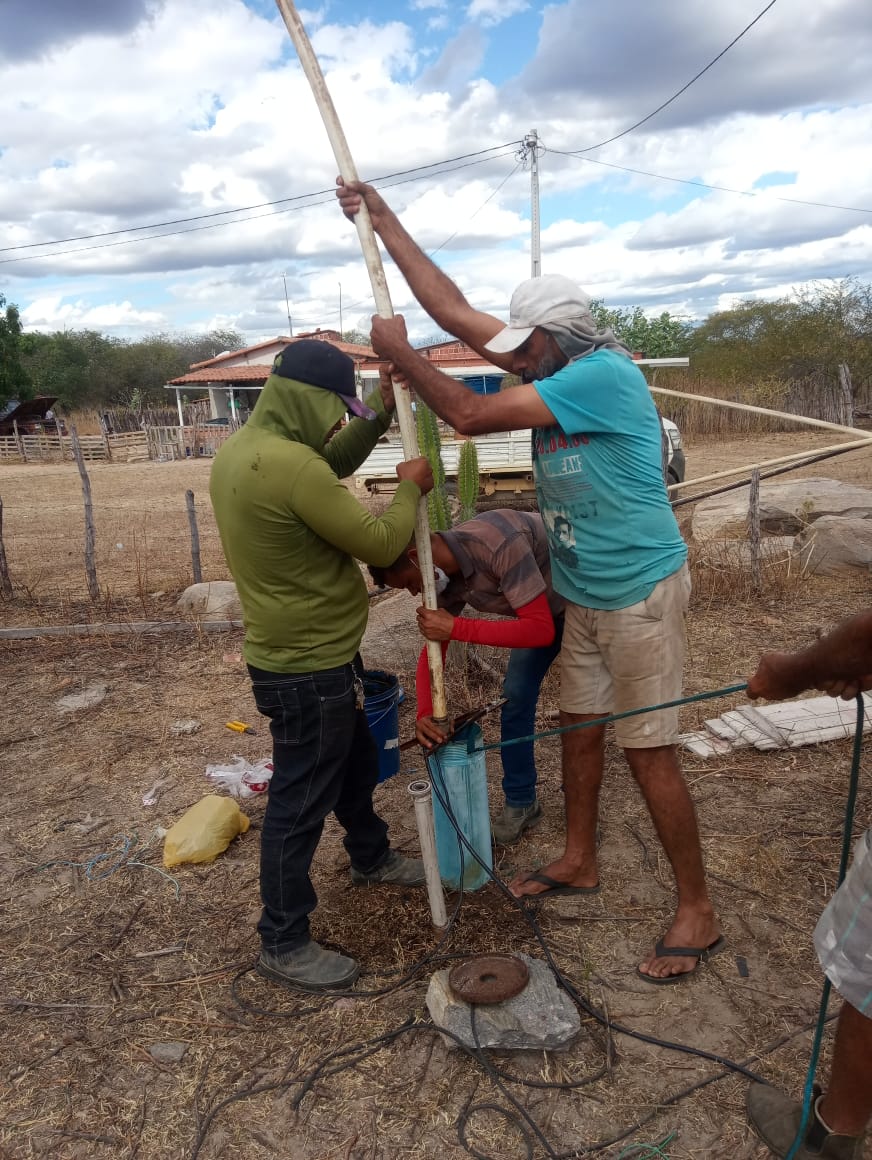 Prefeitura de Caraúbas instala bomba em adutora no Assentamento Glênio Sá