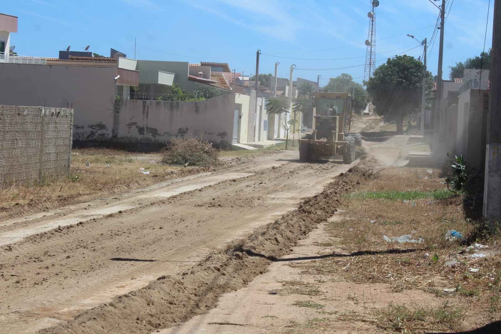 Prefeitura de Caraúbas inicia pavimentação em rua ao lado da Escola Lourenço Gurgel