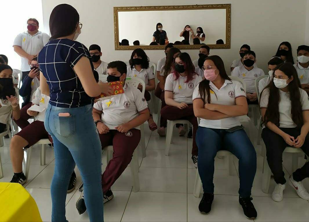 Psicólogos da Assistência Social de Caraúbas realizam palestras voltada ao Setembro Amarelo no Educandário Êxito