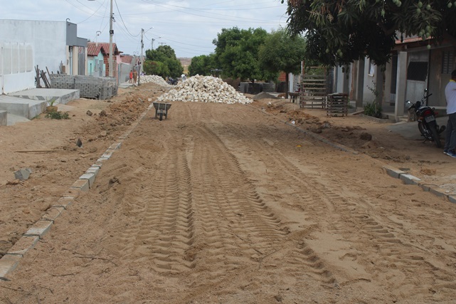 Gestão municipal de Caraúbas inicia última etapa do calçamento do conjunto Aroldo Maia