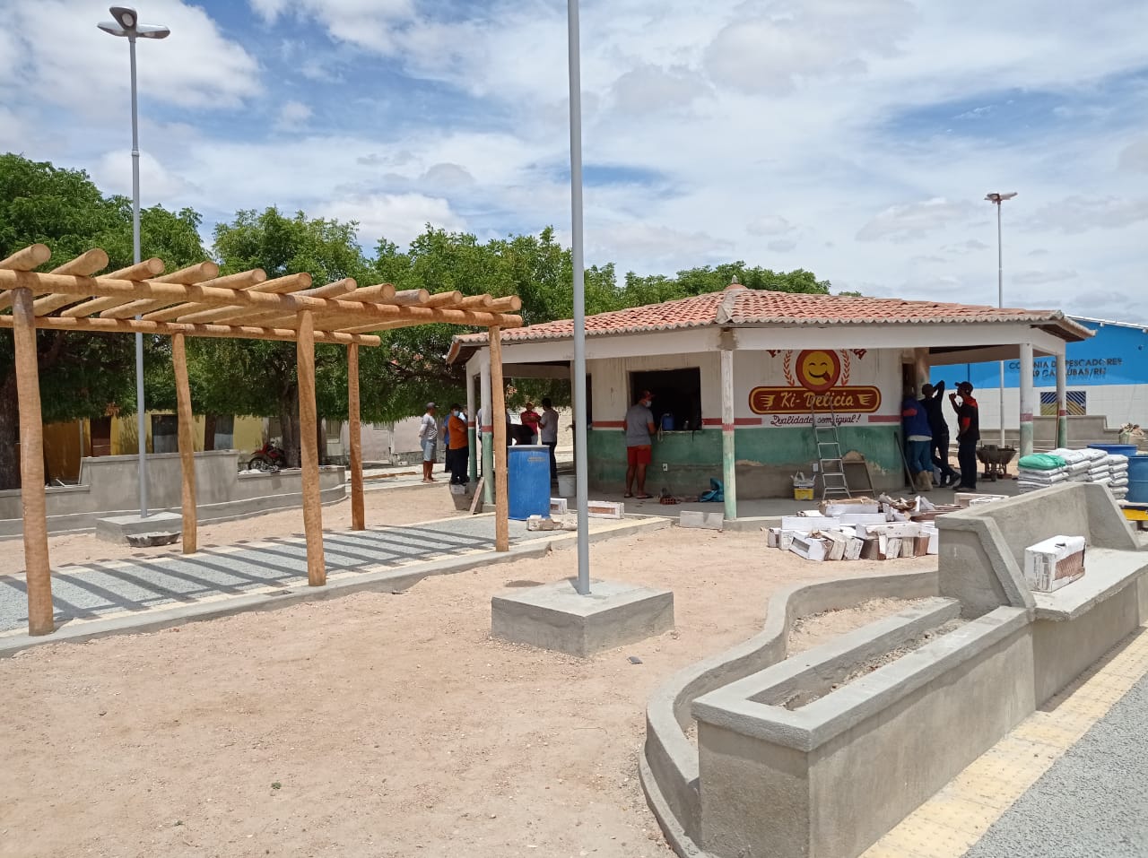 Vice-prefeito Paulo Brasil visita obras dos serviços de reforma da Praça do Apanha Peixe em Caraúbas