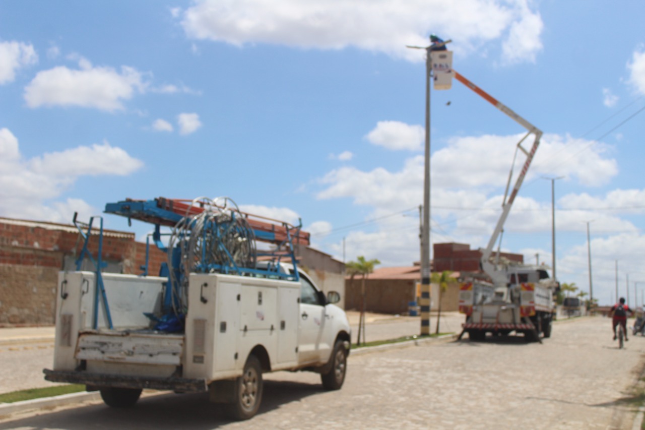 Prefeitura de Caraúbas inicia preparativos para a decoração do Natal