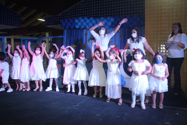 Show da Creche Jesumira Fernandes de Góis traz a magia e encanto do Natal através de apresentações infantis