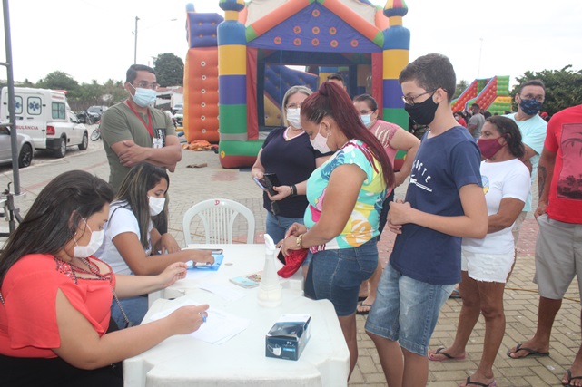 Secretaria de Saúde monta estande de vacinação contra Covid-19 no evento Natal da Criança Feliz em Caraúbas