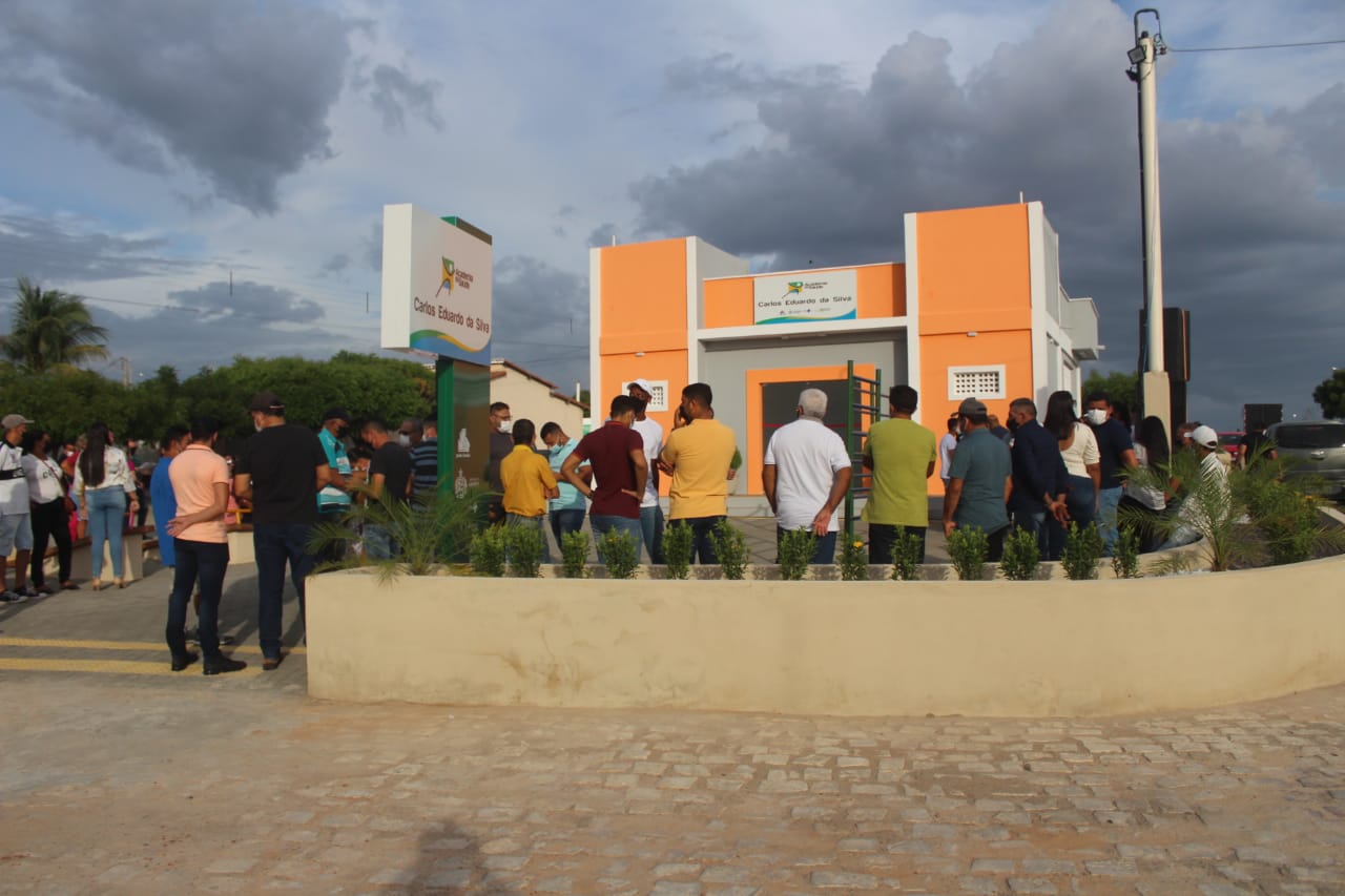 Em solenidade emocionante com familiares de homenageado prefeito Juninho Alves entrega Academia da Saúde em Caraúbas