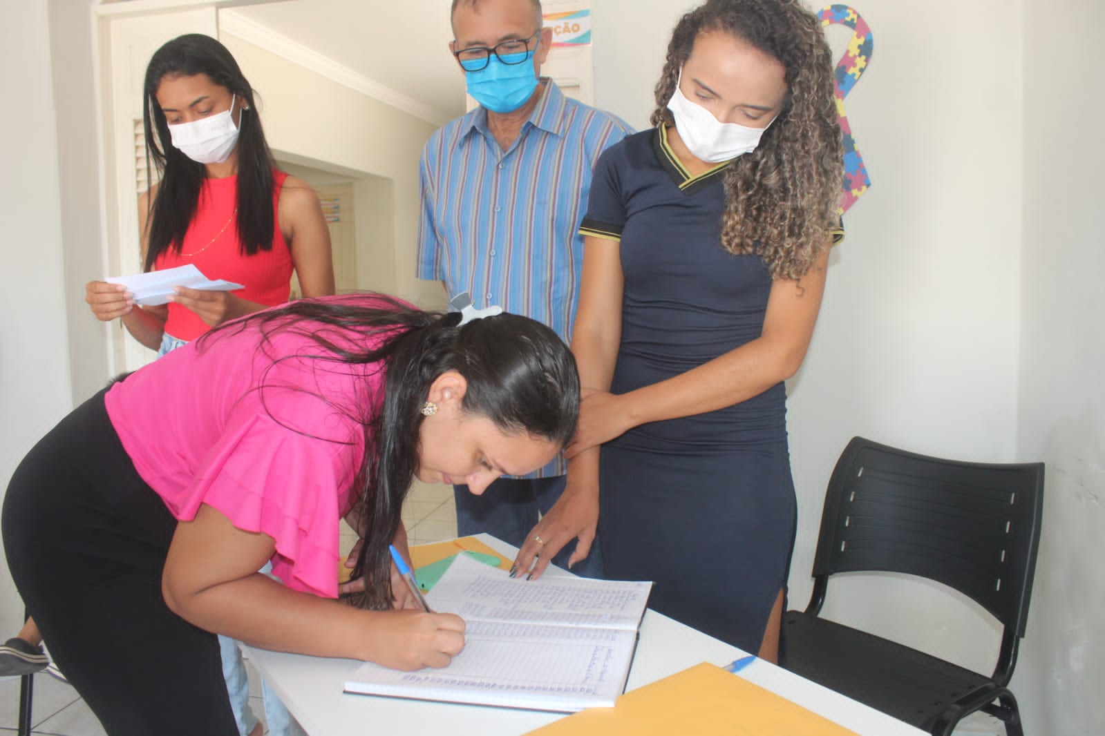 Famílias recebem das mãos do vice prefeito Paulo Brasil carteira Nacional do Autista em Caraúbas