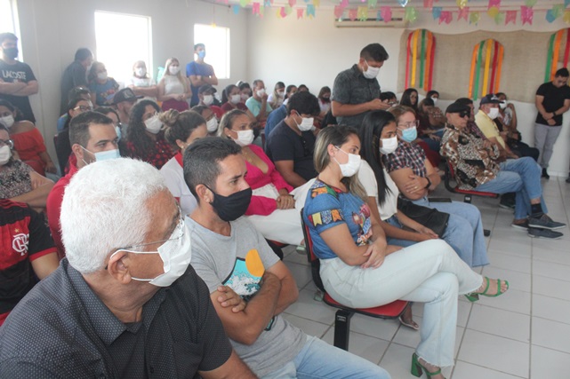 Prefeito Juninho Alves assina ordem de serviço de retomada de obras da Creche Modelo do bairro Leandro Bezerra em Caraúbas