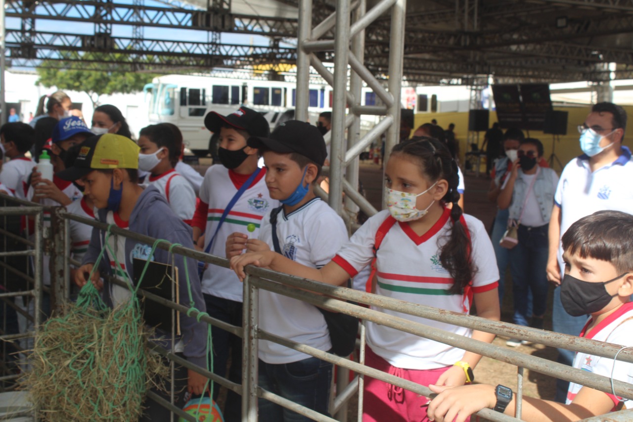 Primeiro dia de Expoeste tem visitação das escolas públicas de Caraúbas