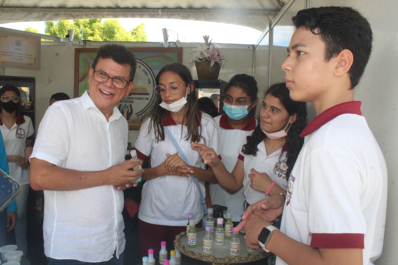 Prefeito Juninho Alves visita stands e baias em primeiro dia da Expoeste Caraúbas