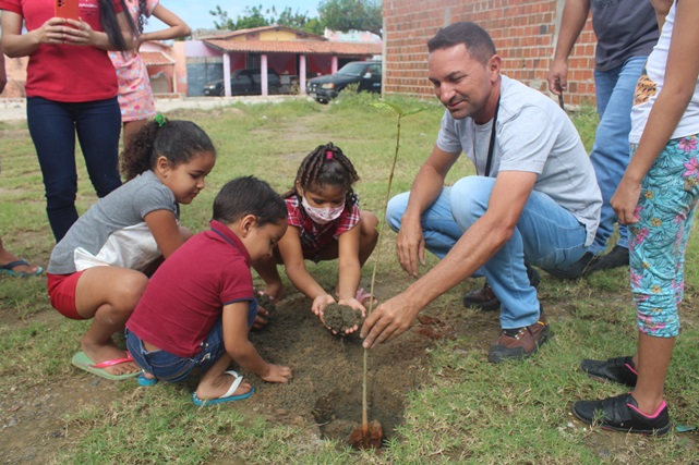 Parceria do Cras Manoel Maria e Secretaria de Políticas do Campo e Meio Ambiente desenvolve projeto de Arborização