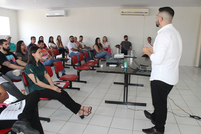 Prefeitura de Caraúbas capacita quadro funcional das secretarias municipais para adequação a NLLCA