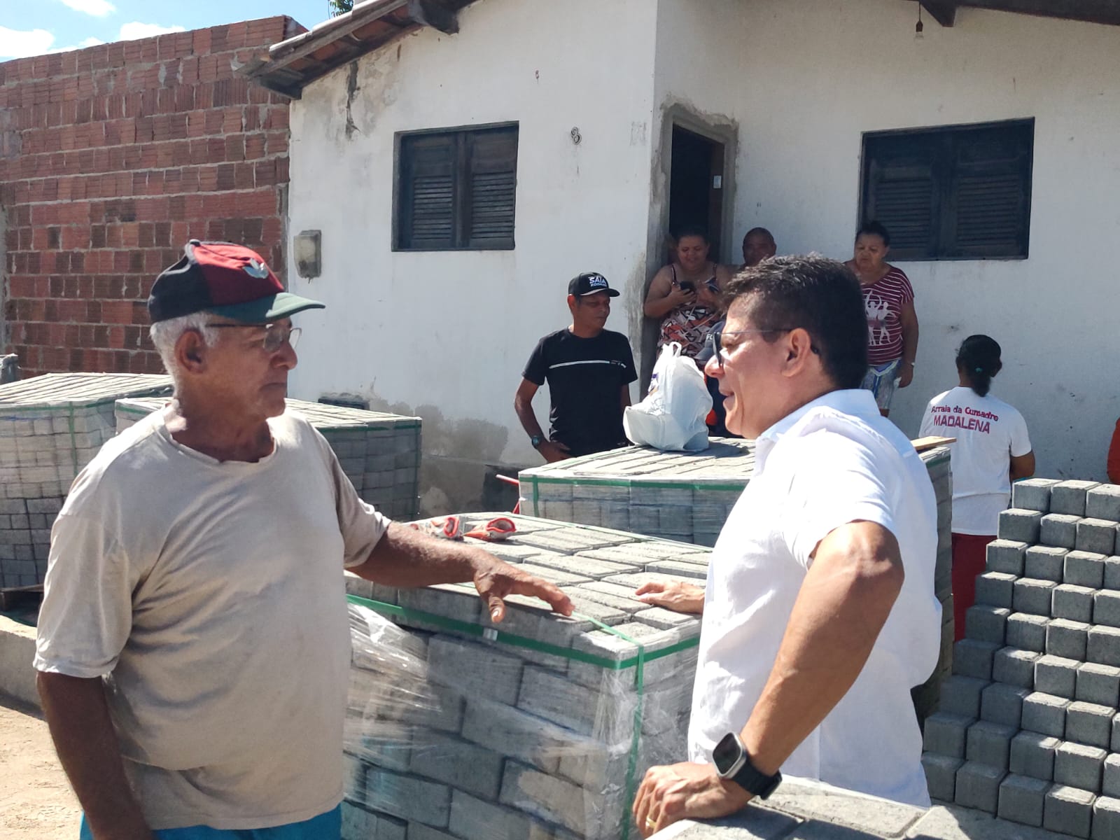 Prefeito Juninho Alves visita obras em andamento na cidade de Caraúbas