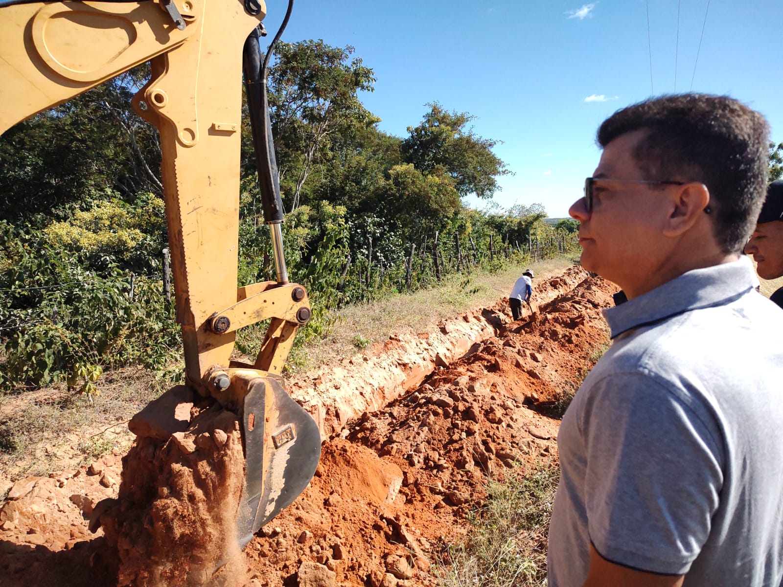 Prefeito Juninho Alves acompanha de perto construção da adutora da Ilharga