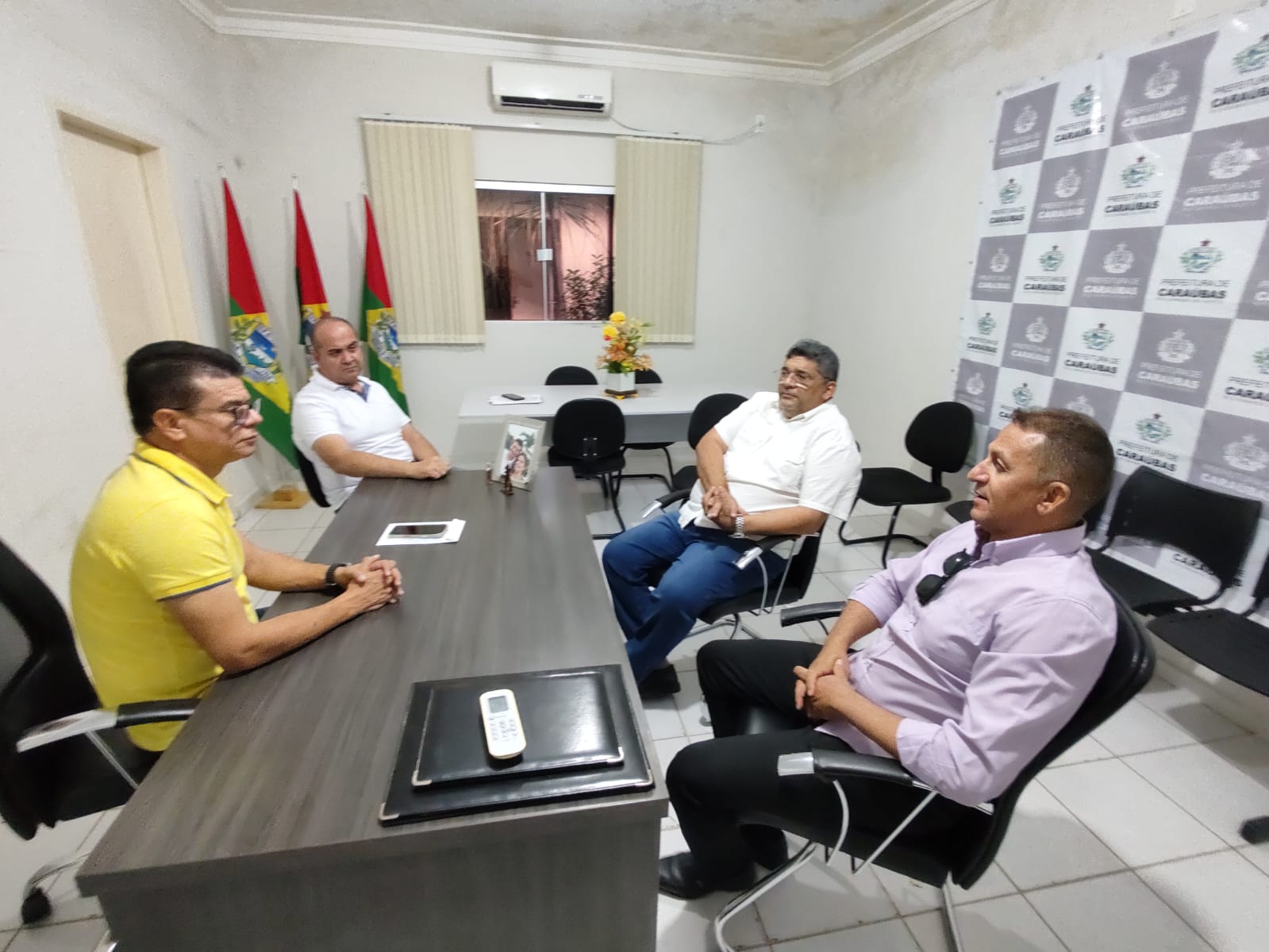 Prefeito Juninho Alves se reúne com pastores para planejar o Dia do Evangélico em Caraúbas