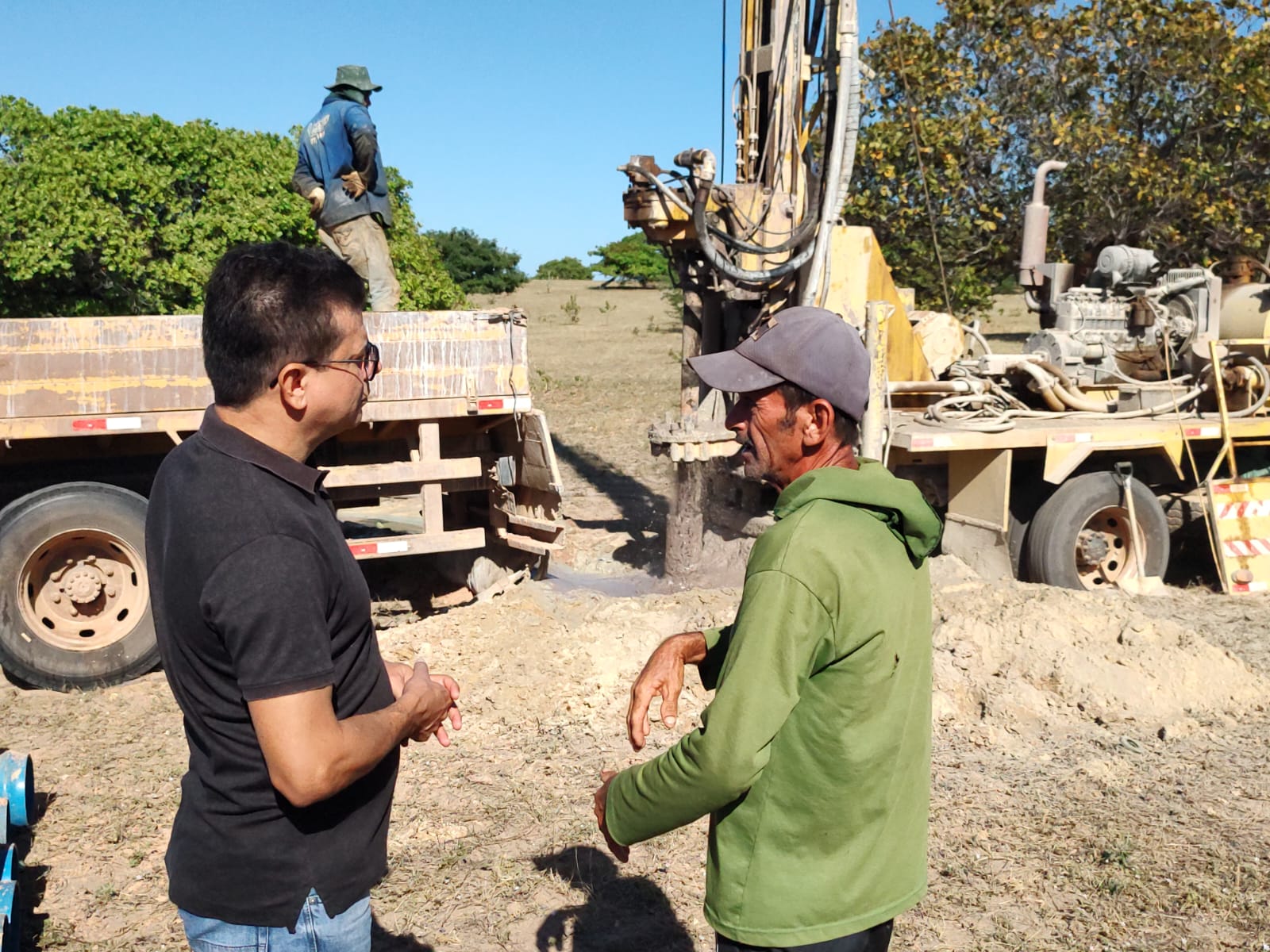 Prefeito Juninho Alves acompanha perfuração de poço que irá abastecer famílias do sítio Brasília em Caraúbas